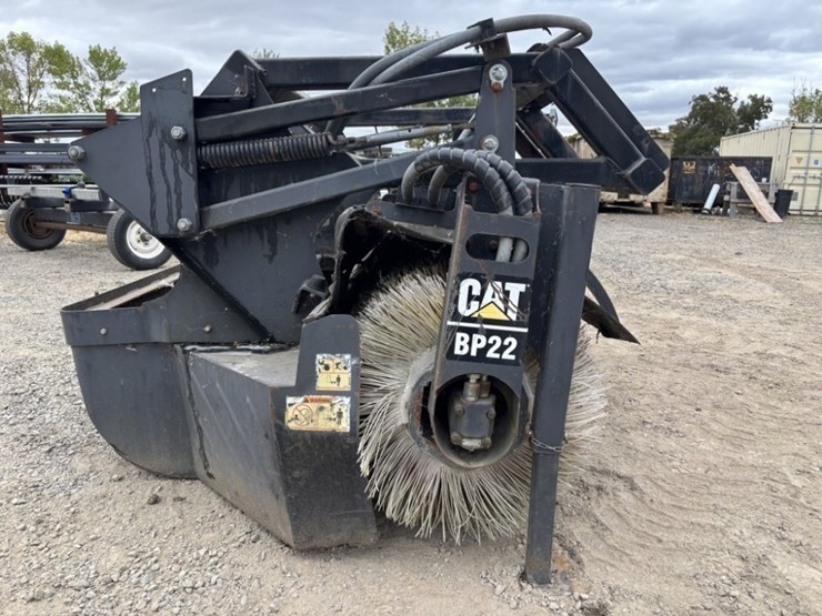 caterpillar-bp22-pickup-broom-image-11