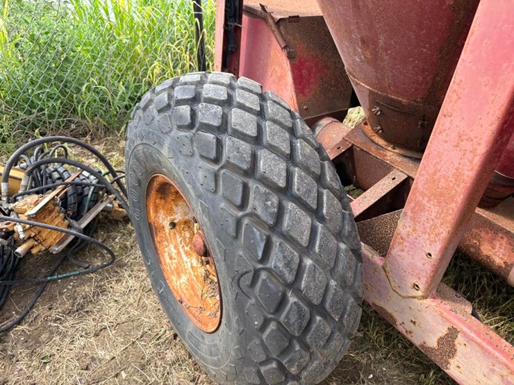new-holland-355-image-6