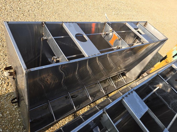 #3865-•-(3)-smidley-stainless-steel-feeders-image-12
