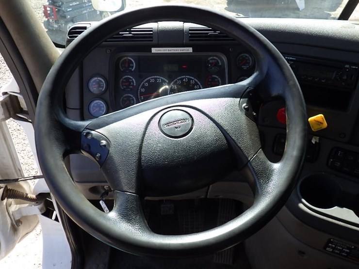 2012-freightliner-cascadia-125-image-24