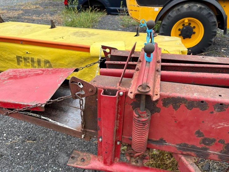 new-holland-320-image-10