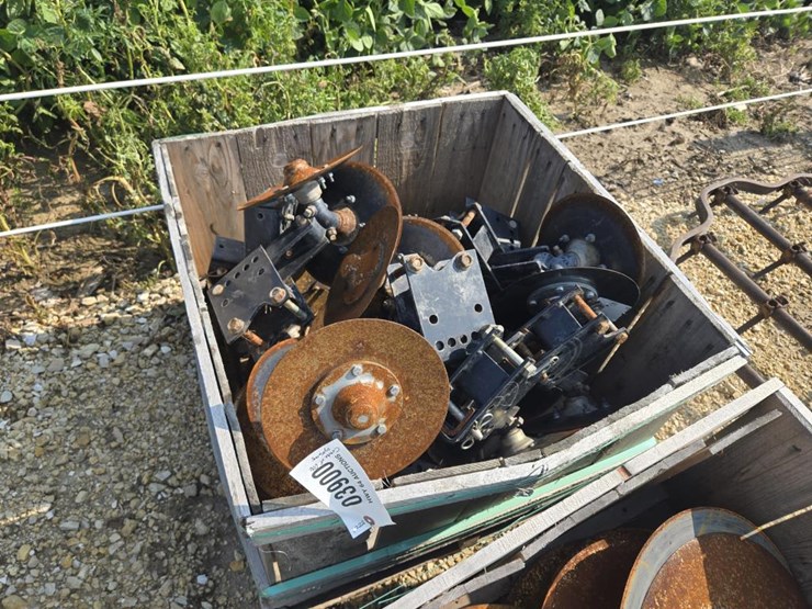 #3900-•-crate-of-international-disc-openers-image-1