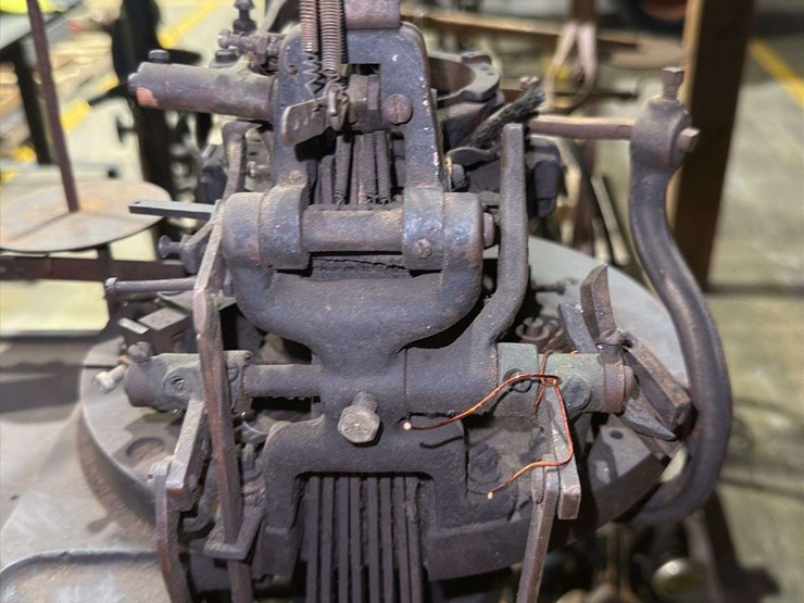 circular-knitting-machine-image-34