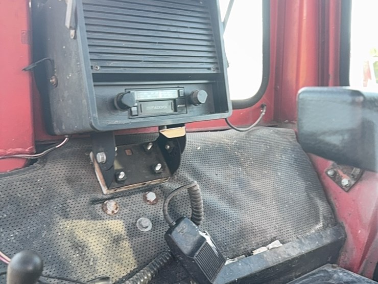 massey-ferguson-1135-image-24