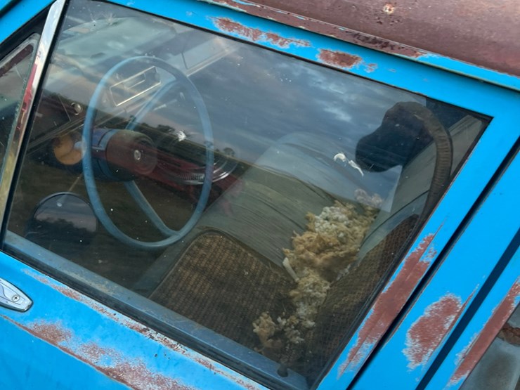 1972-plymouth-valient￼,-slant-six-engine-and-manual-transmission,-glass-is-good,-leaf-springs,-been-sitting-for-a-long-time.-image-74