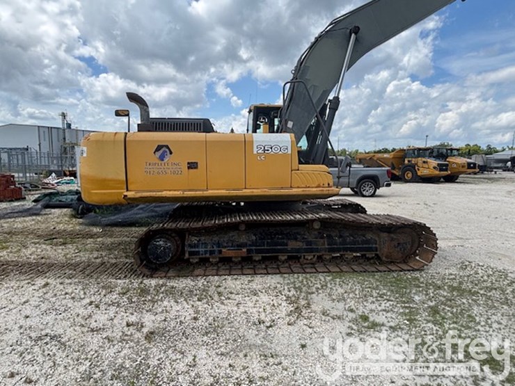 2011-deere-250g-lc-image-2