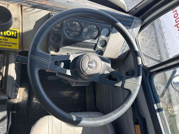 2002-freightliner-fl70-image-32