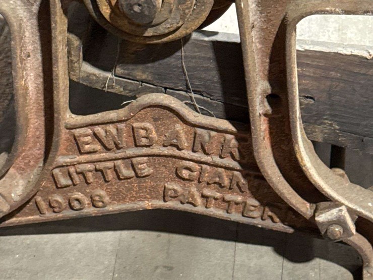 ewbank-"little-giant"-cast-iron-clothes-mangle/wringer-image-8