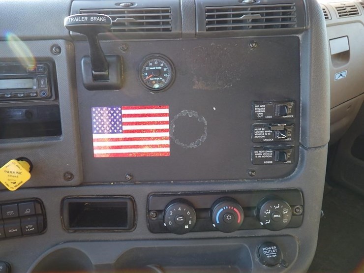 2016-freightliner-cascadia-113-image-26