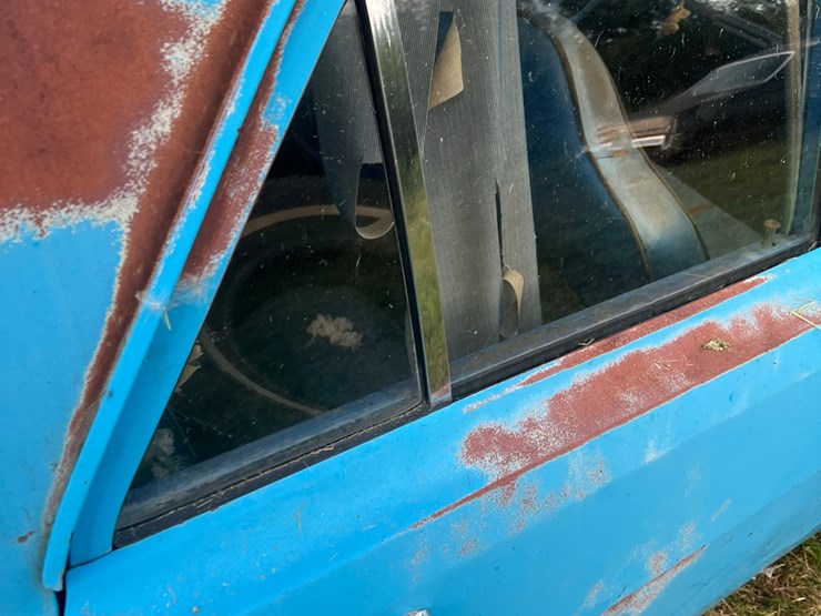 1972-plymouth-valient￼,-slant-six-engine-and-manual-transmission,-glass-is-good,-leaf-springs,-been-sitting-for-a-long-time.-image-54