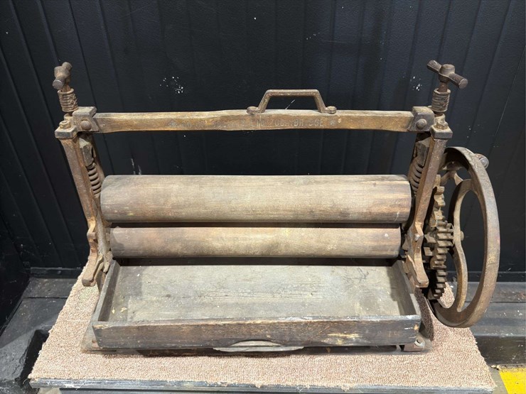 ewbank-"little-giant"-cast-iron-clothes-mangle/wringer-image-2