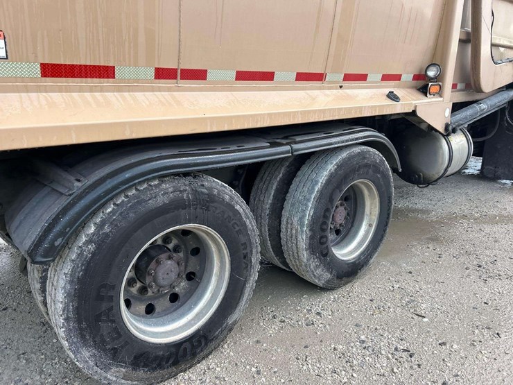 2016-peterbilt-320-image-22