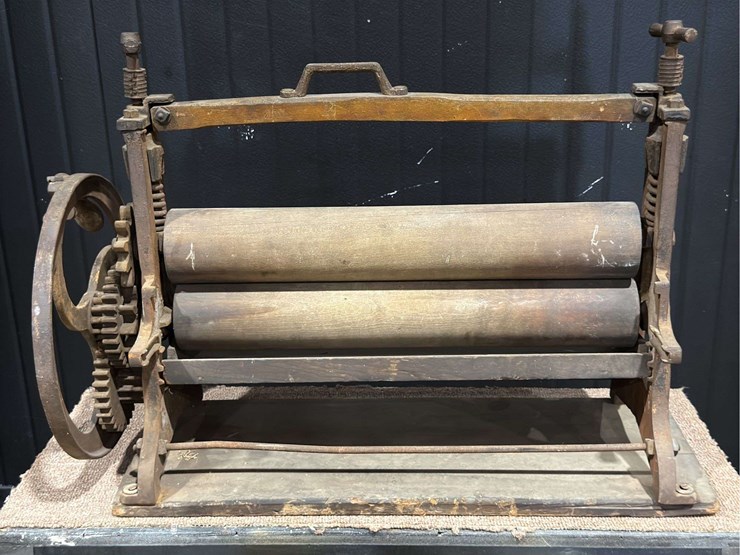 ewbank-"little-giant"-cast-iron-clothes-mangle/wringer-image-16