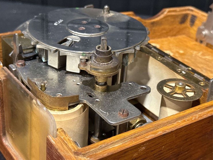 alfred-plasschaert-1920's-pigeon-racing-clock-numbered-0268.-image-19