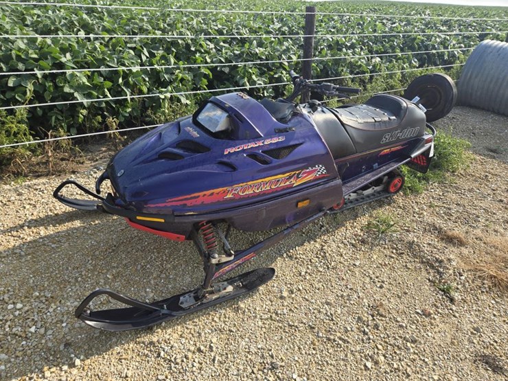 #3877-•-ski-doo-583-snowmobile---for-parts-only-image-1