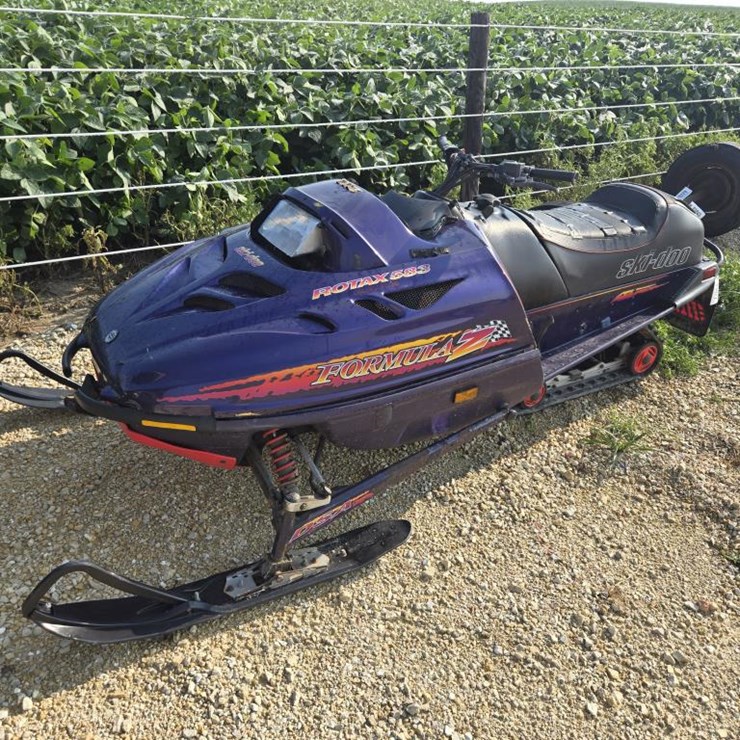 #3877 • SKI-DOO 583 SNOWMOBILE - FOR PARTS ONLY