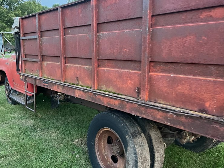 1961-ih--truck,-steel-box-and-hoist,-no-end-gate,-didnt-try-starting-it.-image-14