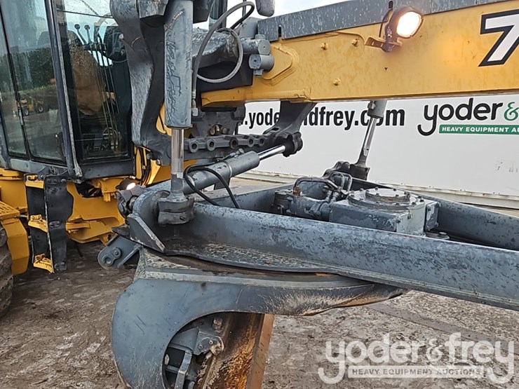 2014-deere-770g-image-11