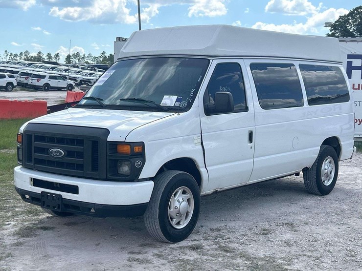 2012-ford-e150-image-1