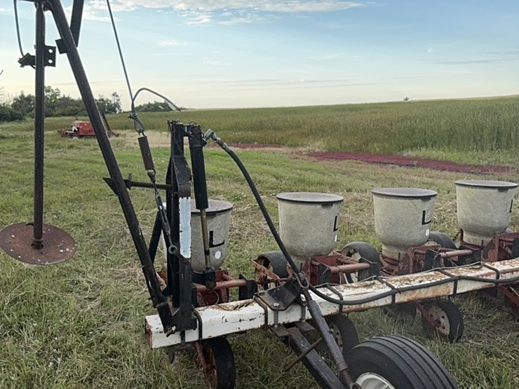 lilliston-8-row-planter-with-fiberglass-boxes,-been-sitting,-some-rust,-boxes-turn-free,-discs-need-loosened-up-image-14