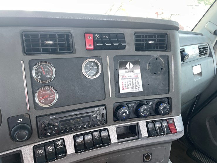 2014-kenworth-t680-image-35