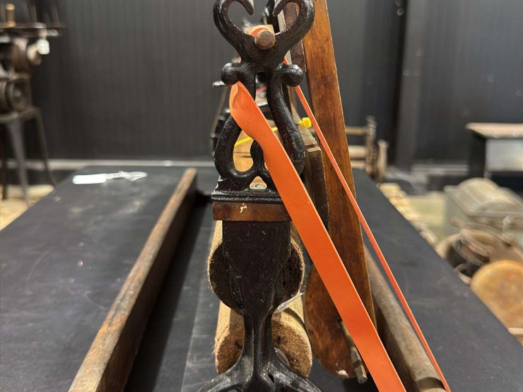 hand-crank-waukegan-wallpaper-&-border-trimmer-image-5