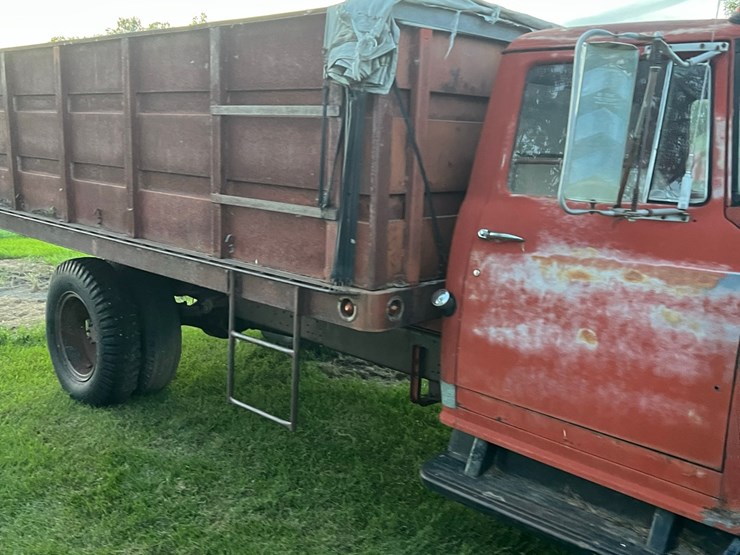 1961-ih--truck,-steel-box-and-hoist,-no-end-gate,-didnt-try-starting-it.-image-10