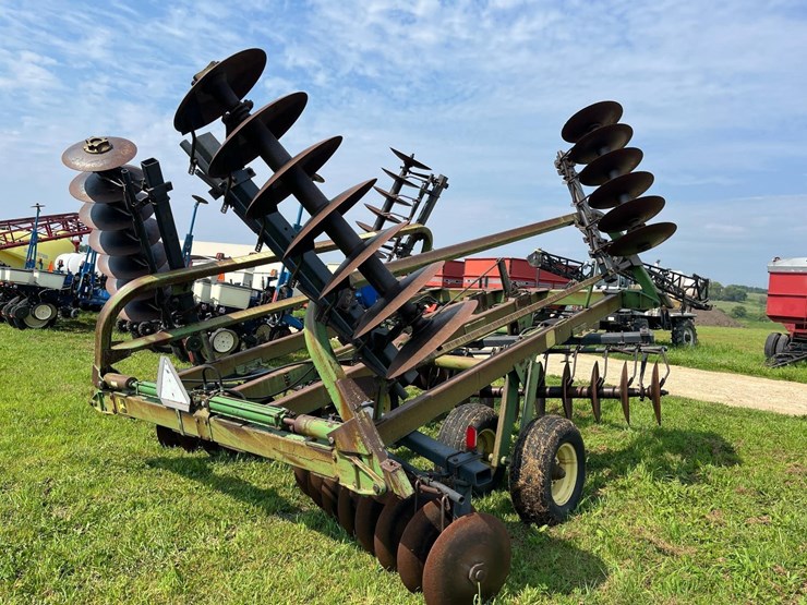 john-deere-230-image-11