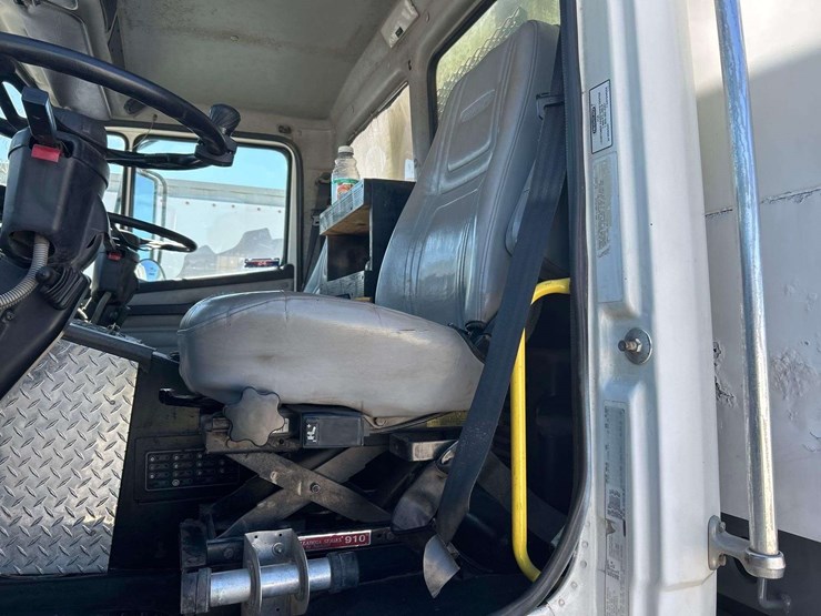 2002-freightliner-fl70-image-25