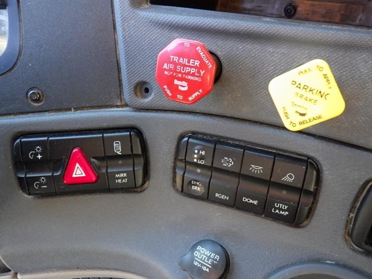 2016-freightliner-cascadia-113-image-24