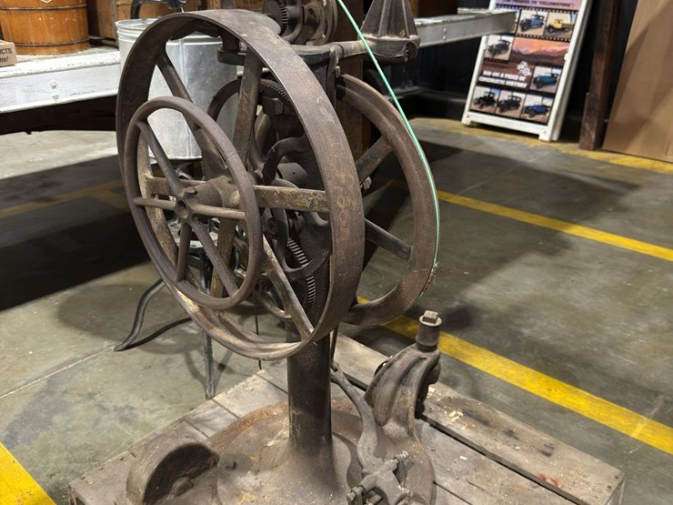 foot-powered-treadle-machine-image-3