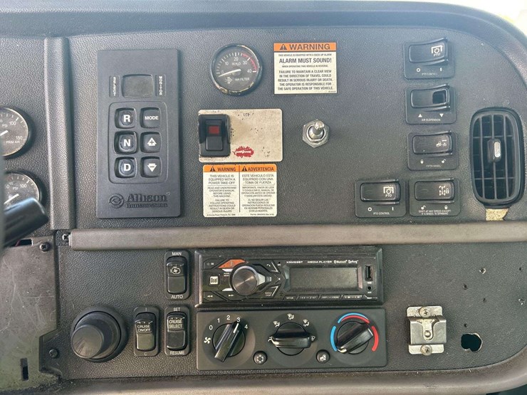 2014-peterbilt-384-image-26