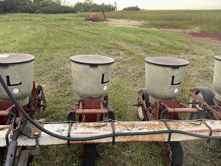 lilliston-8-row-planter-with-fiberglass-boxes,-been-sitting,-some-rust,-boxes-turn-free,-discs-need-loosened-up-image-15