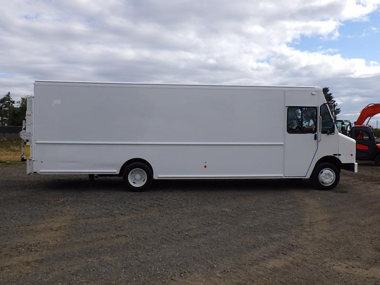 2012-freightliner-mt55-image-3