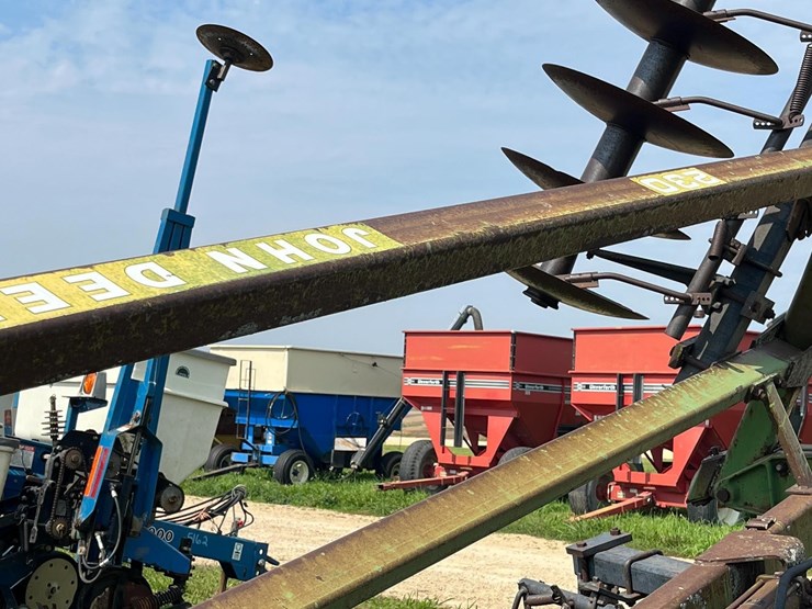 john-deere-230-image-12