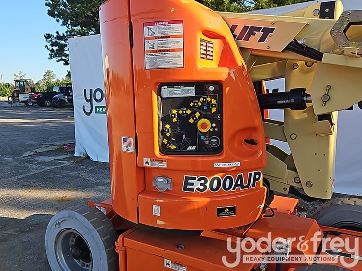 2004-jlg-e300ajp-image-19