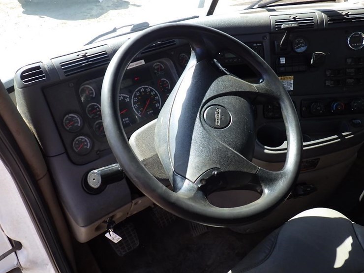 2012-freightliner-cascadia-125-image-23