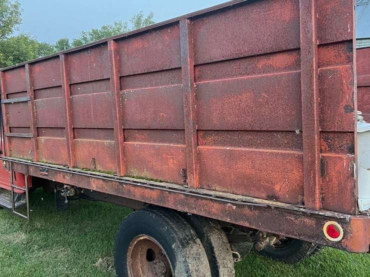1961-ih--truck,-steel-box-and-hoist,-no-end-gate,-didnt-try-starting-it.-image-13