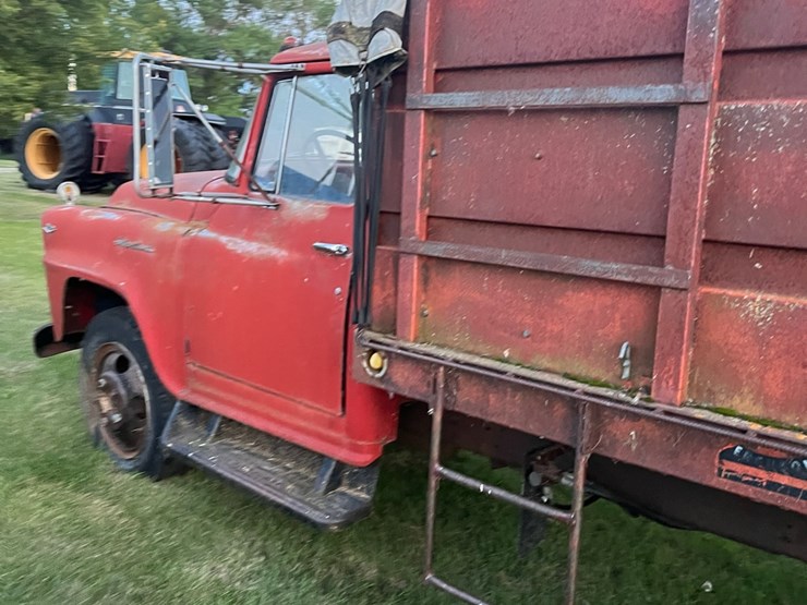 1961-ih--truck,-steel-box-and-hoist,-no-end-gate,-didnt-try-starting-it.-image-17
