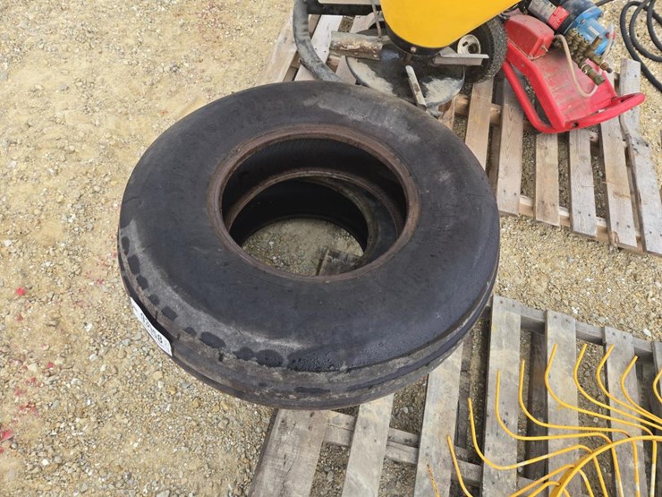 #3958-•-(2)-10.00-x-16-tires-image-2
