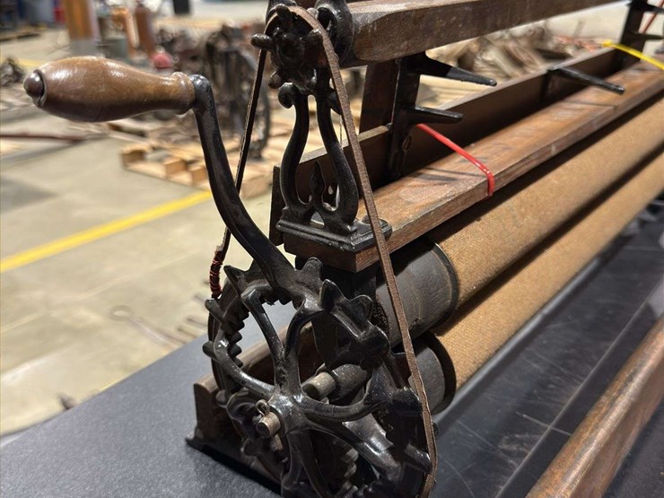 hand-crank-waukegan-wallpaper-&-border-trimmer-image-7