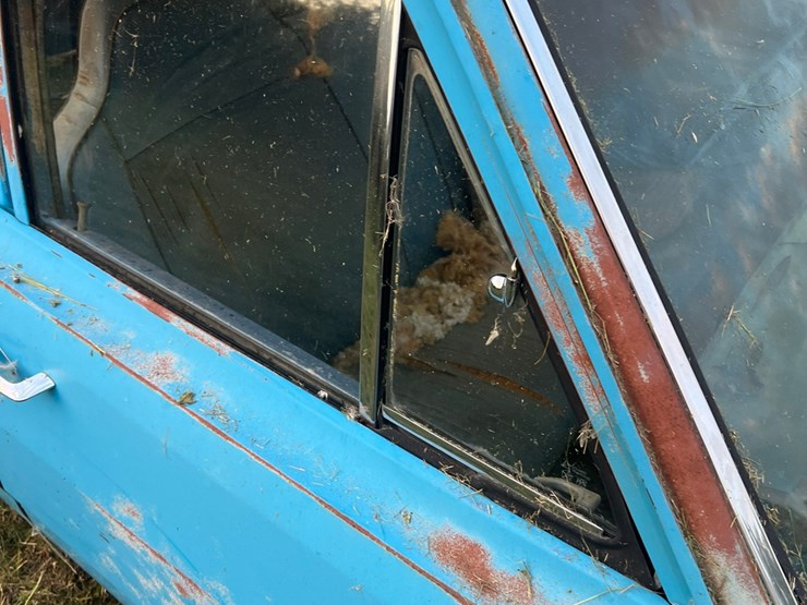1972-plymouth-valient￼,-slant-six-engine-and-manual-transmission,-glass-is-good,-leaf-springs,-been-sitting-for-a-long-time.-image-47