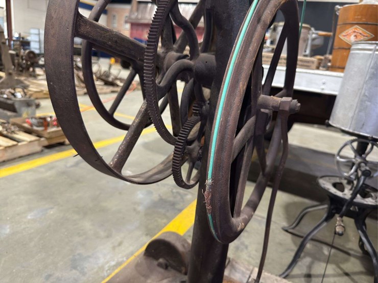 foot-powered-treadle-machine-image-21