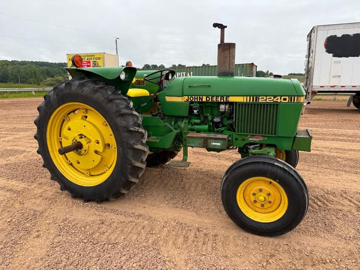 1980-john-deere-2240-image-3