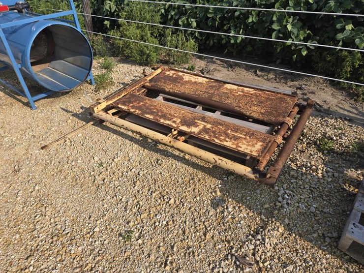 #3880-•-cattle-head-gate-image-5