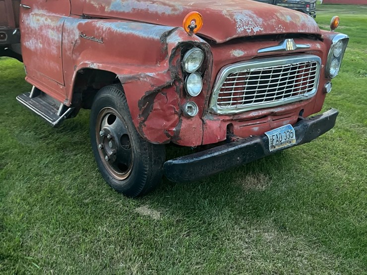 1961-ih--truck,-steel-box-and-hoist,-no-end-gate,-didnt-try-starting-it.-image-7