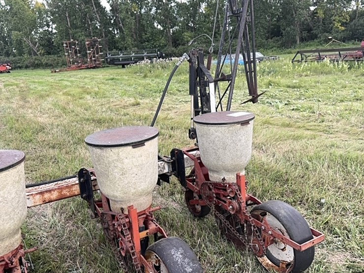 lilliston-8-row-planter-with-fiberglass-boxes,-been-sitting,-some-rust,-boxes-turn-free,-discs-need-loosened-up-image-10
