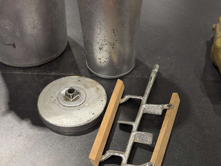 2qt-hand-crank-ice-cream-maker,-made-of-galvanized-metal.-image-12