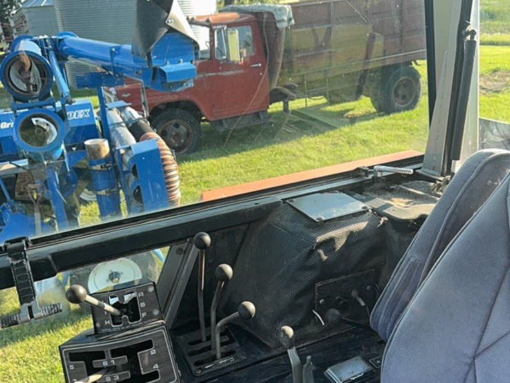 massey-ferguson-2705-image-36