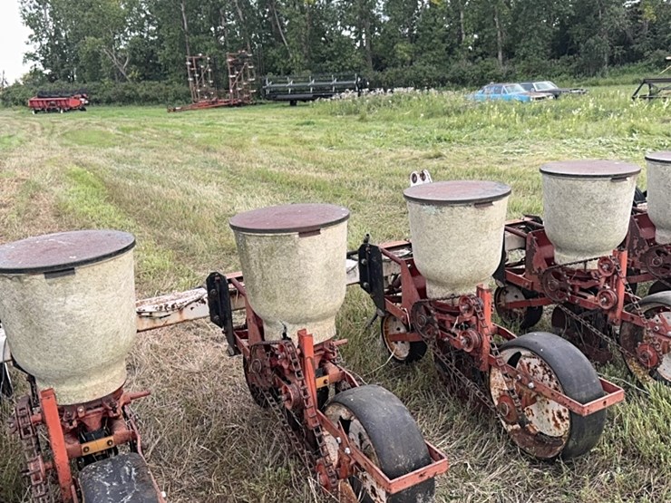lilliston-8-row-planter-with-fiberglass-boxes,-been-sitting,-some-rust,-boxes-turn-free,-discs-need-loosened-up-image-6